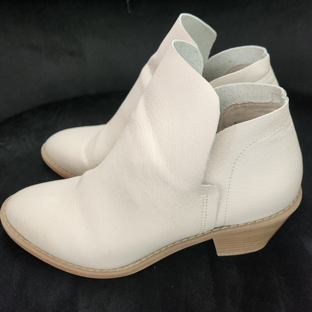 ❤️ 3 For 15 Universal Threads cream color ankle boots (booties) size - Picture 3 of 6